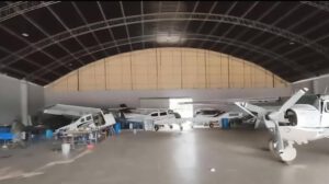 El aeródromo se encuentra en el municipio de Warnes