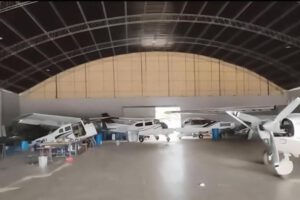 El aeródromo se encuentra en el municipio de Warnes