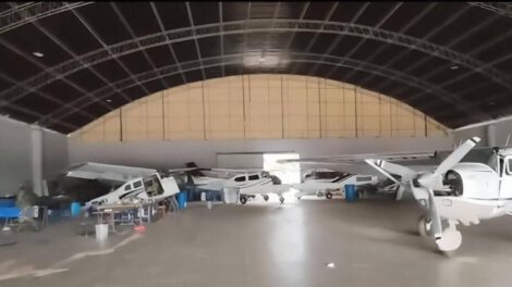 El aeródromo se encuentra en el municipio de Warnes