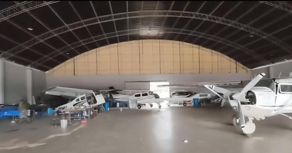 El aeródromo se encuentra en el municipio de Warnes