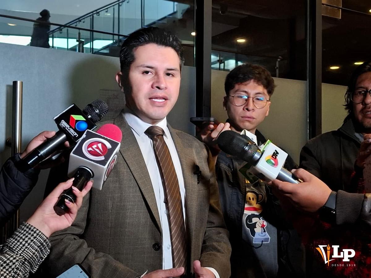 El diputado Manolo Rojas en conferencia de prensa