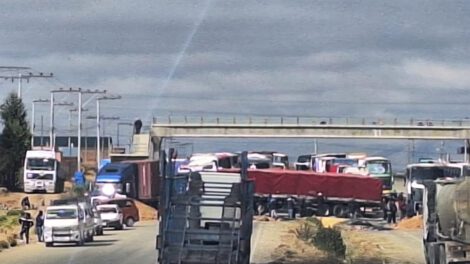 Un punto de bloqueo en la autopista La Paz-El Alto