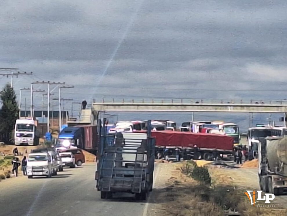 Un punto de bloqueo en la autopista La Paz-El Alto