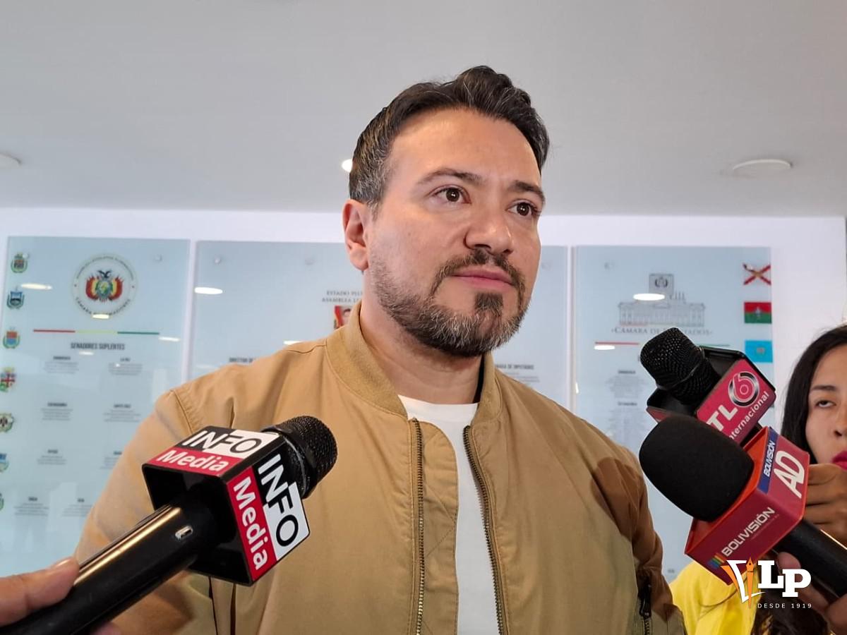 El diputado Reyes en conferencia de prensa