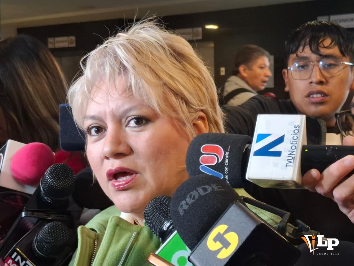 La diputada Patiño en conferencia de prensa