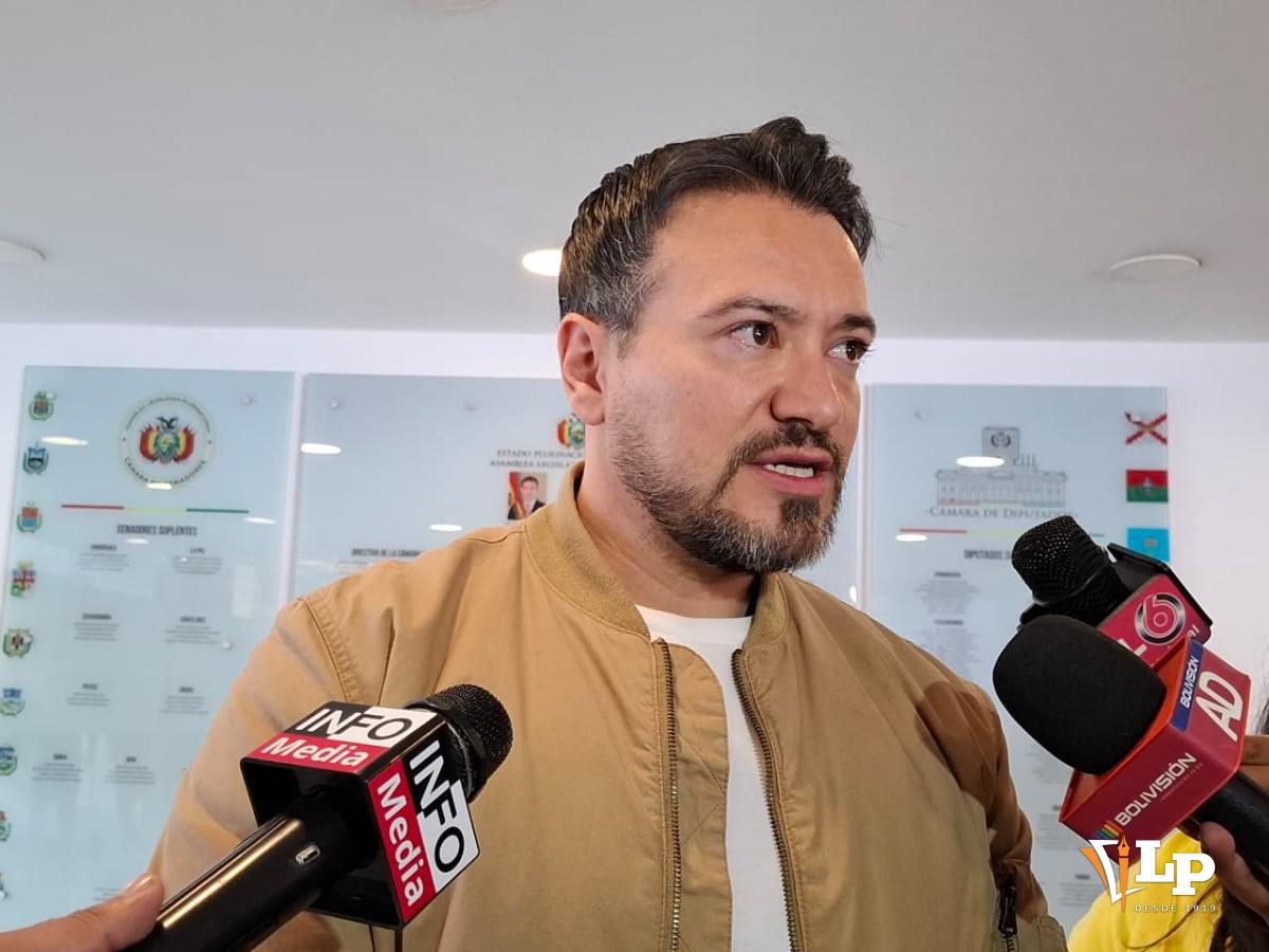 El diputado Reyes en conferencia de prensa