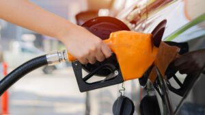 Un vehículo cargando combustible