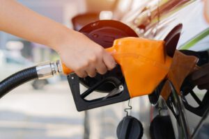 Un vehículo cargando combustible