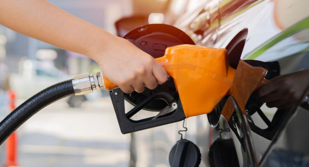 Un vehículo cargando combustible