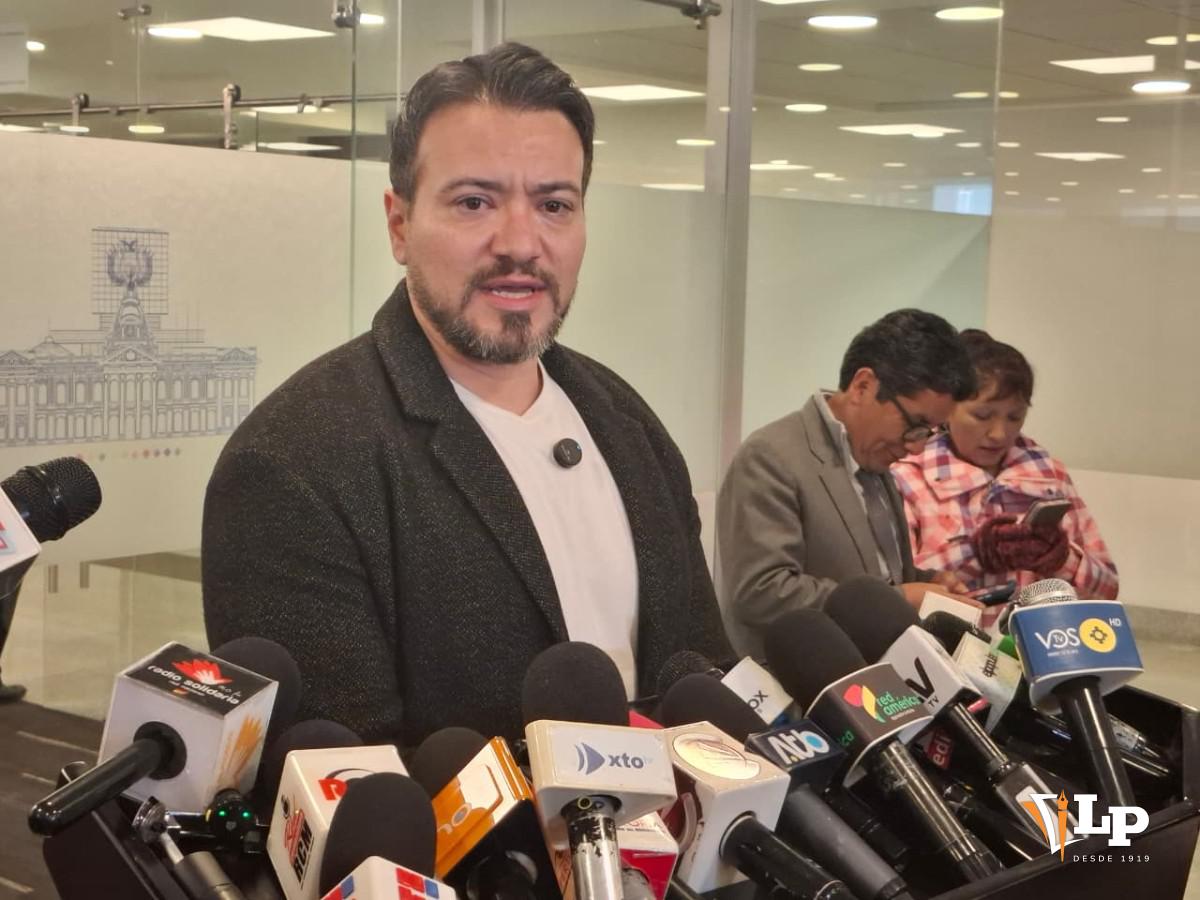 El diputado Reyes en conferencia de prensa