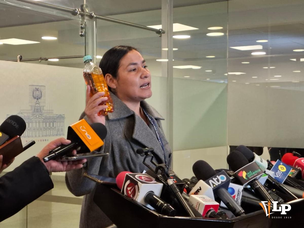 La senadora Guerrero en conferencia de prensa