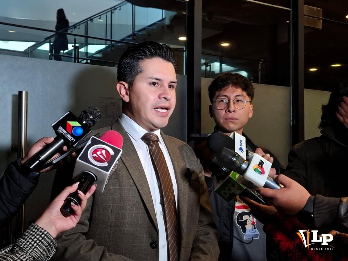 El diputado Rojas en conferencia de prensa