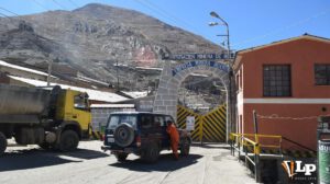 Puerta de ingreso a la empresa minera Huanuni.