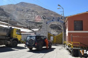 Puerta de ingreso a la empresa minera Huanuni.