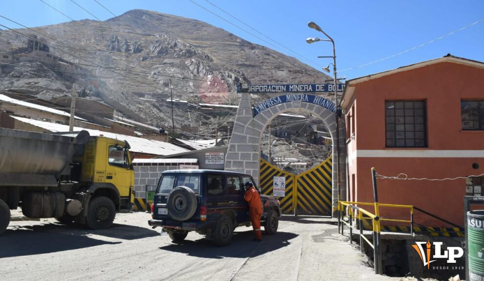 Puerta de ingreso a la empresa minera Huanuni.