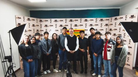 Dunn con alumnos del Alemán