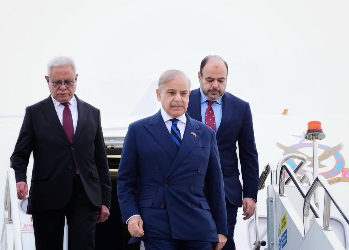 El primer ministro de Pakistán, Shehbaz Sharif (c)