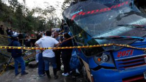 Personas se lamentan en la vía Panamericana tras un atentado este sábado, en Cajibío