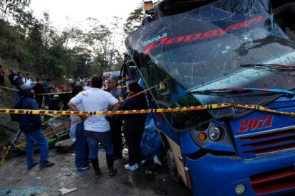Personas se lamentan en la vía Panamericana tras un atentado este sábado, en Cajibío