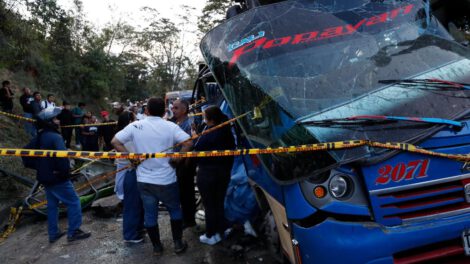 Personas se lamentan en la vía Panamericana tras un atentado este sábado, en Cajibío