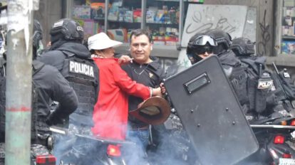 La Policía gasifica a movilización de maestros en la plaza Murillo