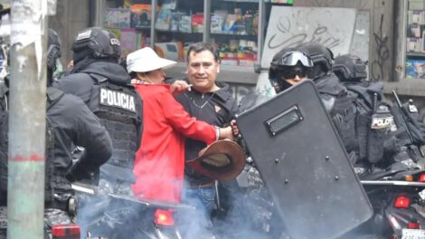 La Policía gasifica a movilización de maestros en la plaza Murillo