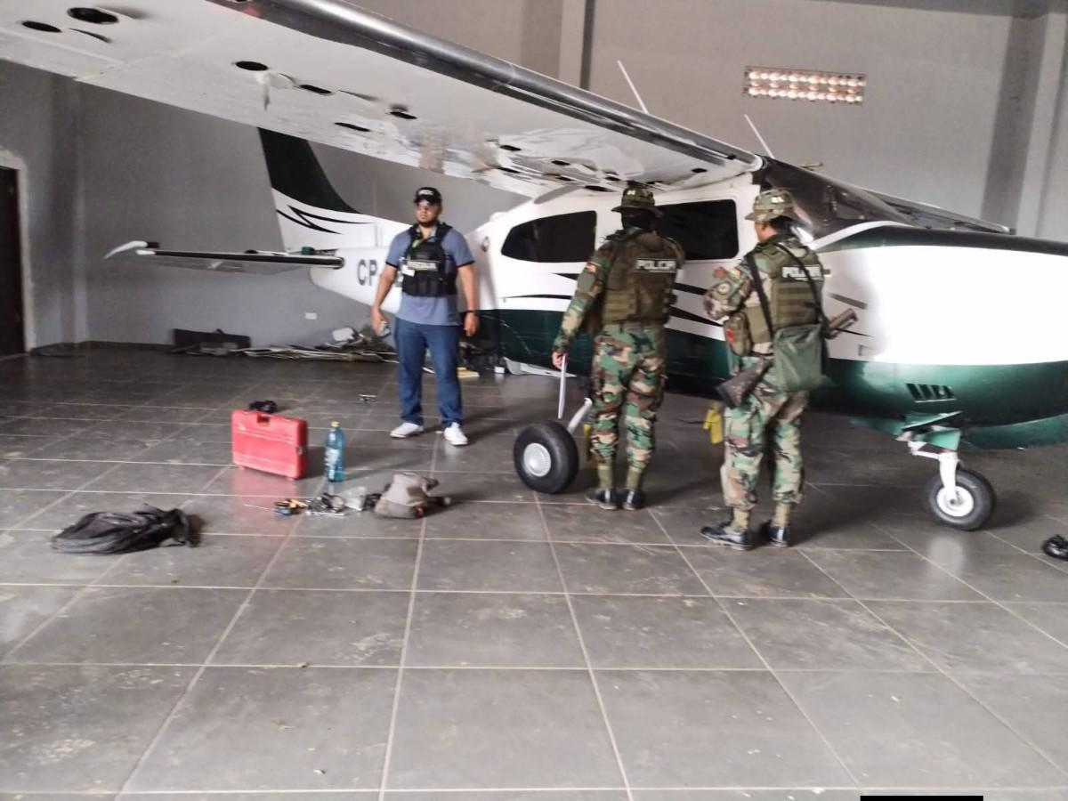 personas uniformadas y avioneta