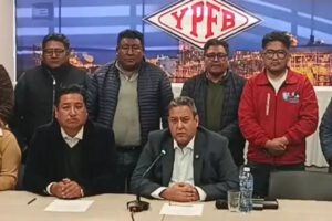 Un grupo de personas sentadas y paradas