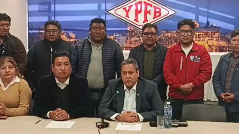 Un grupo de personas sentadas y paradas