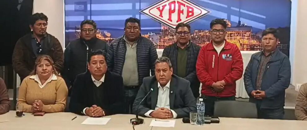 Un grupo de personas sentadas y paradas