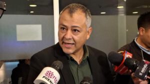 El senador César Mentasti en conferencia de prensa