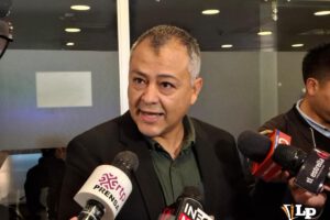 El senador César Mentasti en conferencia de prensa