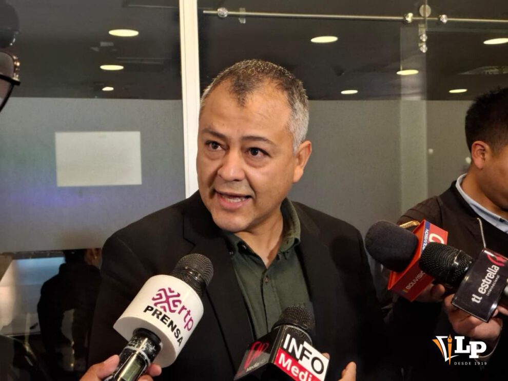 El senador César Mentasti en conferencia de prensa