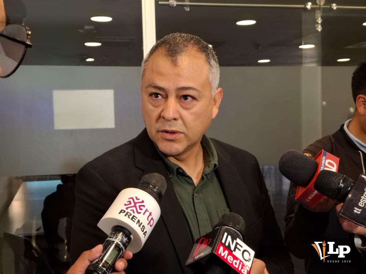 El senador Mentasti en conferencia de prensa