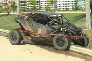 El vehículo tipo buggie Can-Am del piloto de rally, sucio de barro, se encuentra acordonado en la escena del crimen donde fue asesinado