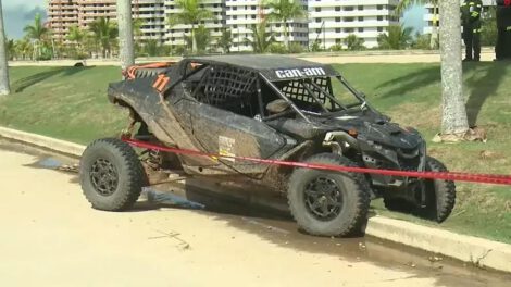 El vehículo tipo buggie Can-Am del piloto de rally, sucio de barro, se encuentra acordonado en la escena del crimen donde fue asesinado