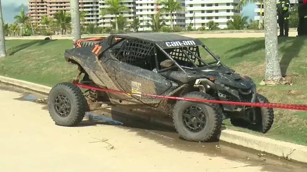 El vehículo tipo buggie Can-Am del piloto de rally, sucio de barro, se encuentra acordonado en la escena del crimen donde fue asesinado