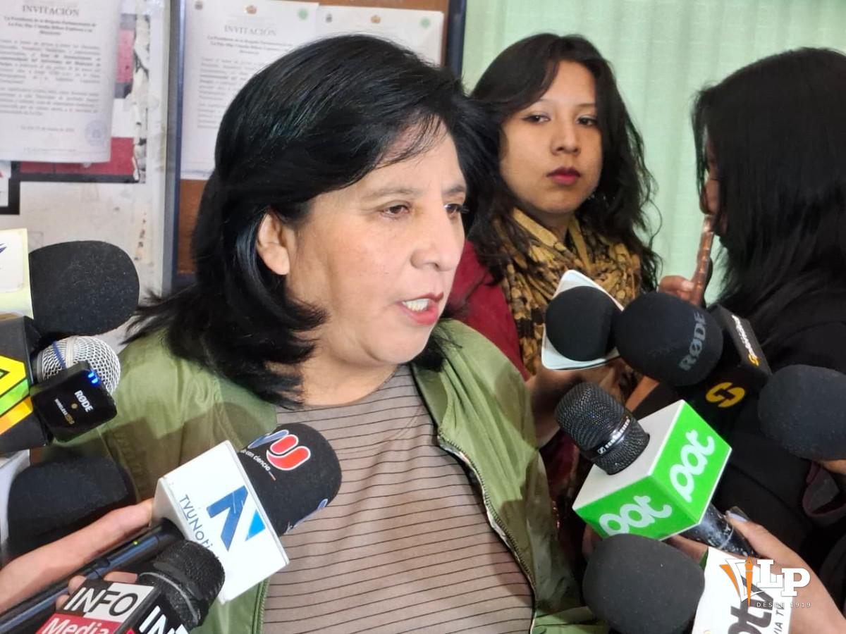 La diputada Bilbao en conferencia de prensa