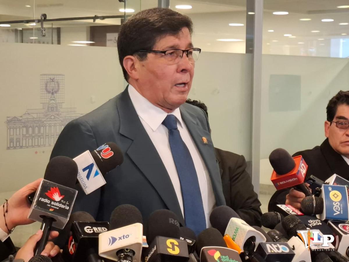 El senador Sánchez en conferencia de prensa