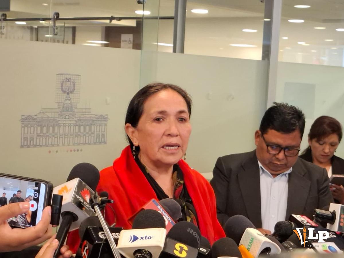 La senadora Yarhui en conferencia de prensa