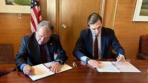 El ministro de Minería de Bolivia, Marco Antonio Calderón de la Barca (d), y un representante del Gobierno de Estados Unidos firmaron (i)