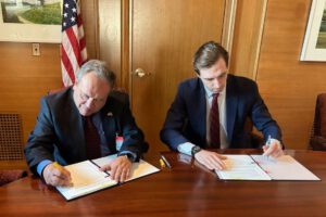 El ministro de Minería de Bolivia, Marco Antonio Calderón de la Barca (d), y un representante del Gobierno de Estados Unidos firmaron (i)