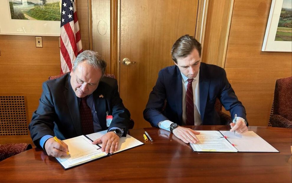 El ministro de Minería de Bolivia, Marco Antonio Calderón de la Barca (d), y un representante del Gobierno de Estados Unidos firmaron (i)