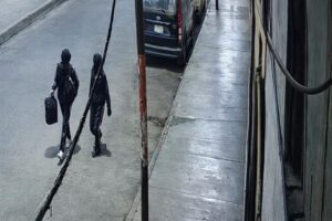 Imagen de los malechores llevándose las cosas
