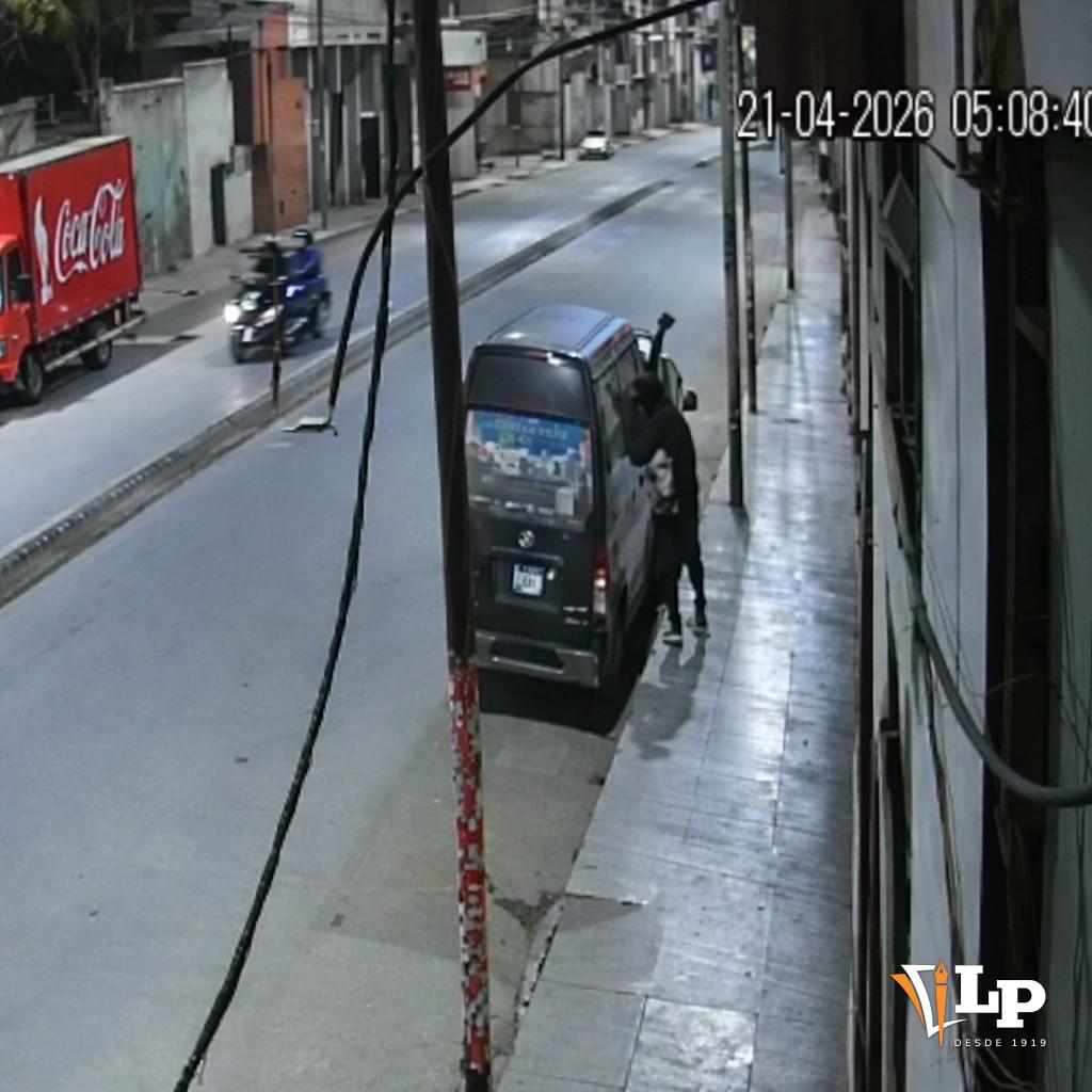 Imagen de los ladrones ingresando al vehiculo