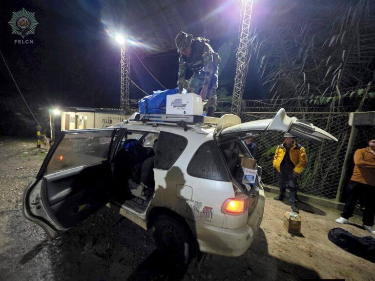 auto con efectivos policiales