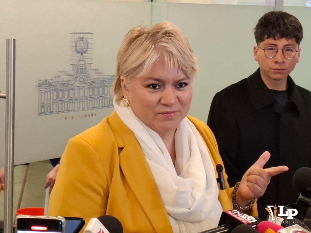 La diputada Patiño en conferencia de prensa