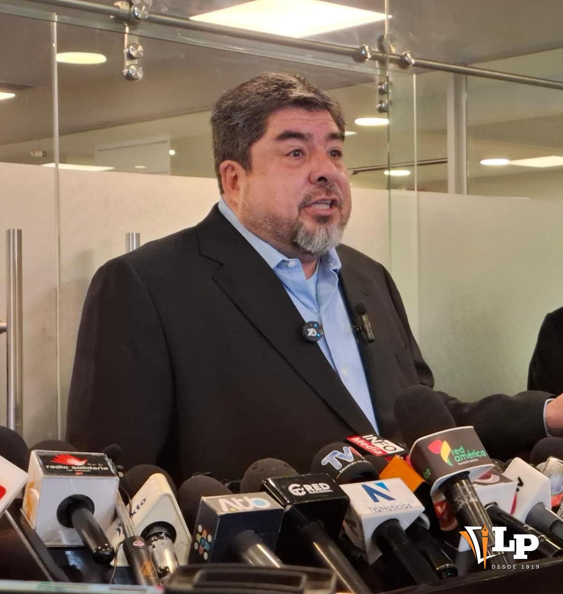 El diputado Zegarra en conferencia de prensa