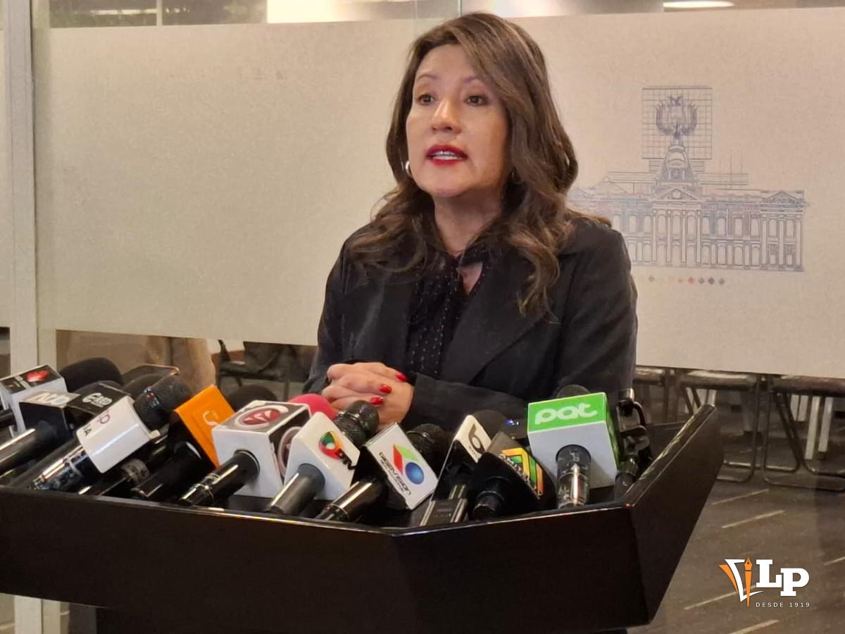 La senadora Mallon en conferencia de prensa