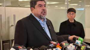 El diputado Zegarra en conferencia de prensa